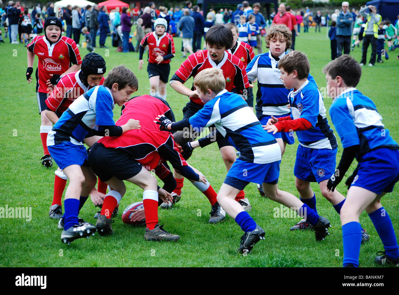 I ragazzi giocando a rugby Foto Stock