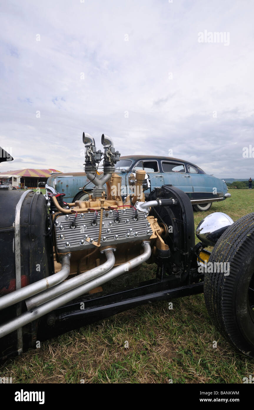 Ford modello A con Lincoln Flathead motore V8 1950 Hotrod Americano auto 1951 Hudson Hornet dietro Foto Stock