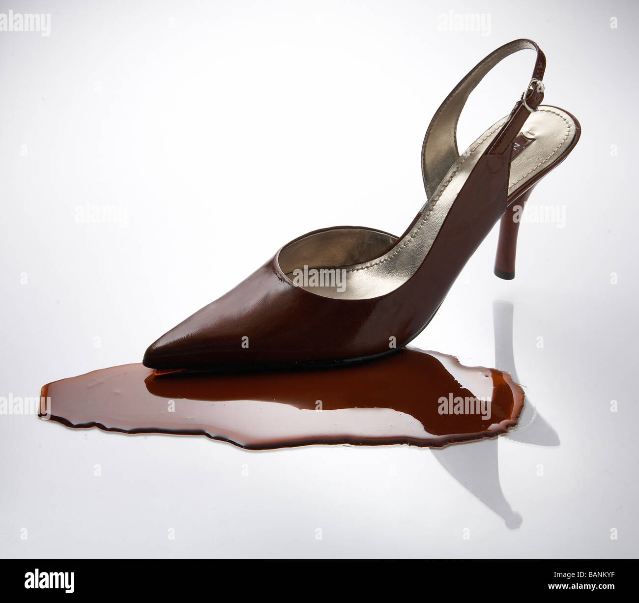 Donna di colore marrone tacco alto sul cioccolato liquido Foto Stock