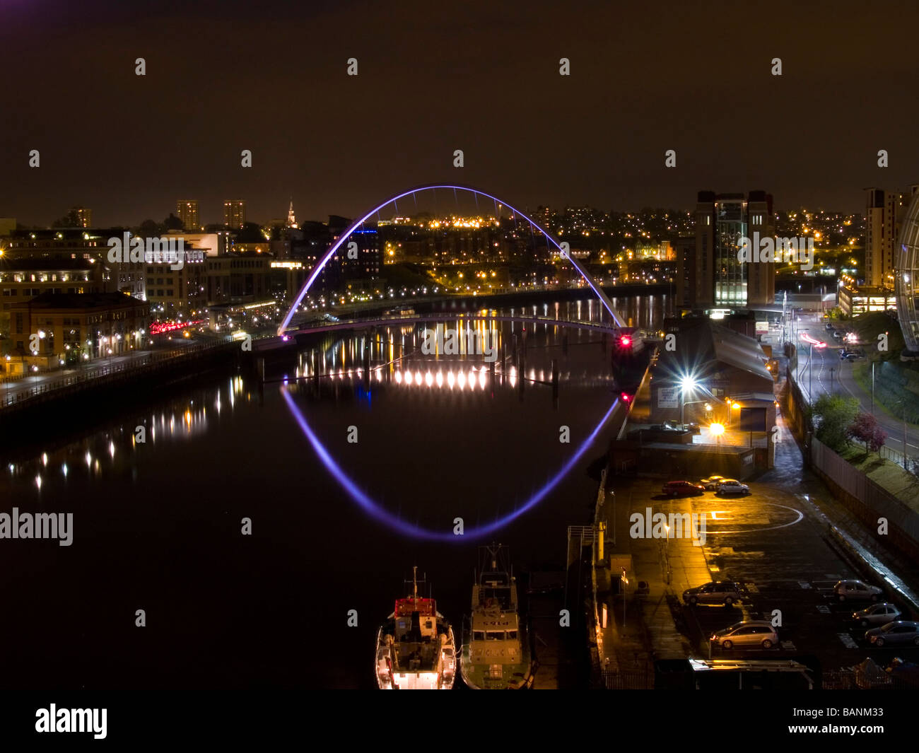 Millenium 'lampeggiante occhio' Ponte, Gateshead Newcastle upon Tyne - Una vista notturna Foto Stock