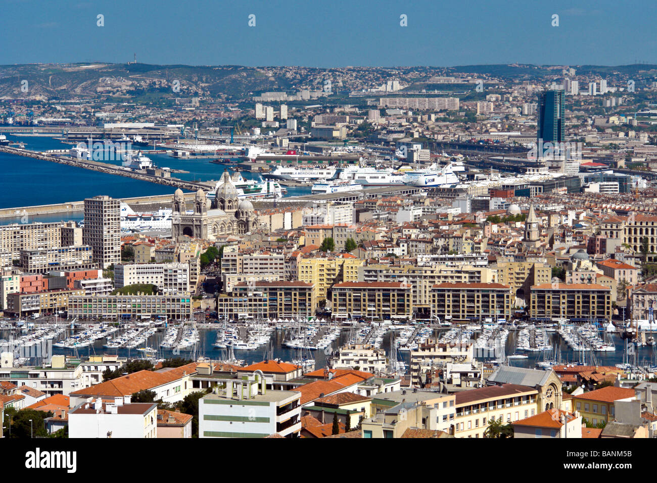 Vista generale del centro di Marsiglia dal sud verso il mare area portuale e il mare Mediterraneo con la Cathedrale sinistra Foto Stock
