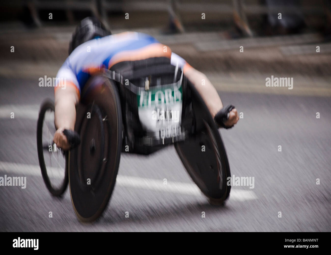 Sedia a rotelle Flora London Marathon concorrente. Foto Stock