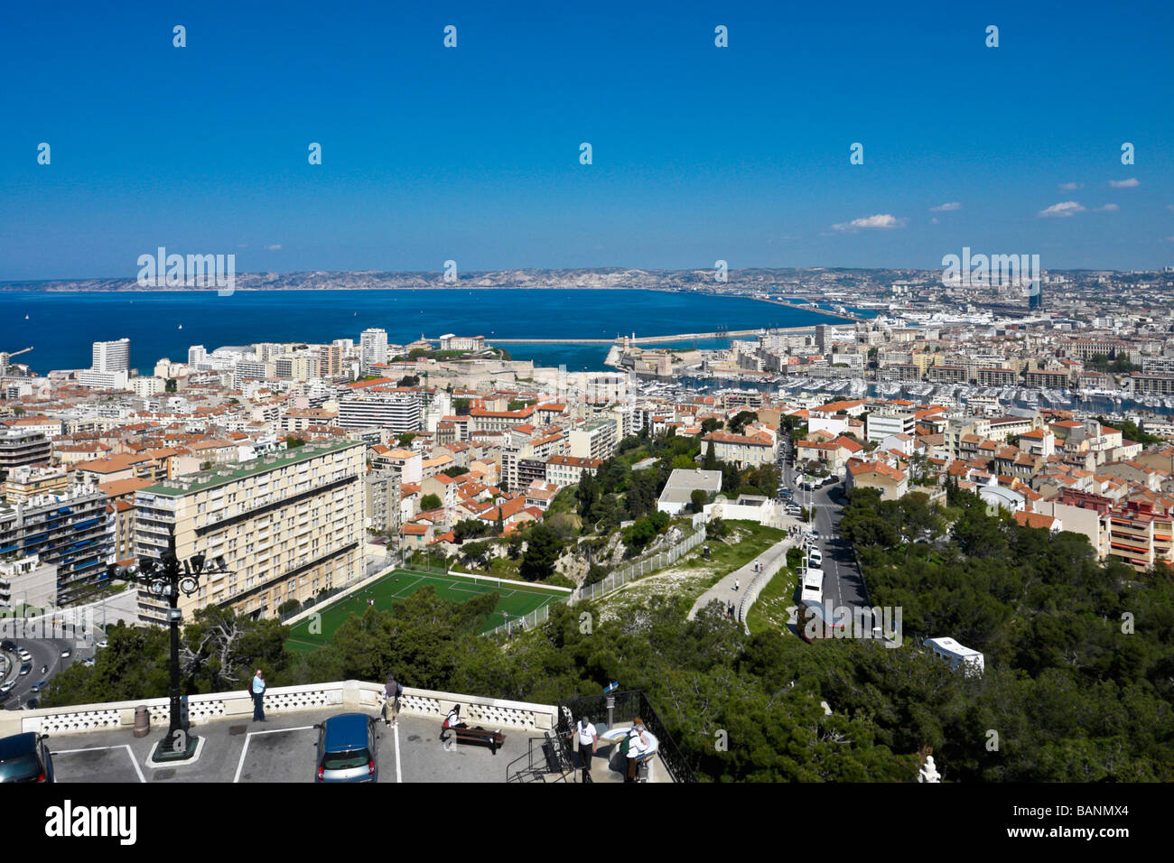 Vista generale del centro di Marsiglia dal sud verso il mare area portuale e il mare Mediterraneo con la Cathedrale destra Foto Stock
