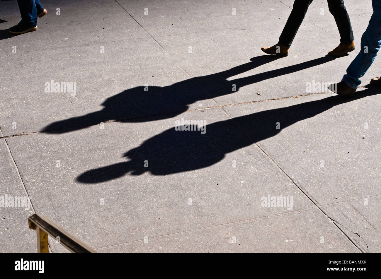 Passeggiate, persone ,ombre, opportunità, la perseveranza, la persistenza, persistente, possibilità, di progresso, di semplice, unica, visione Foto Stock