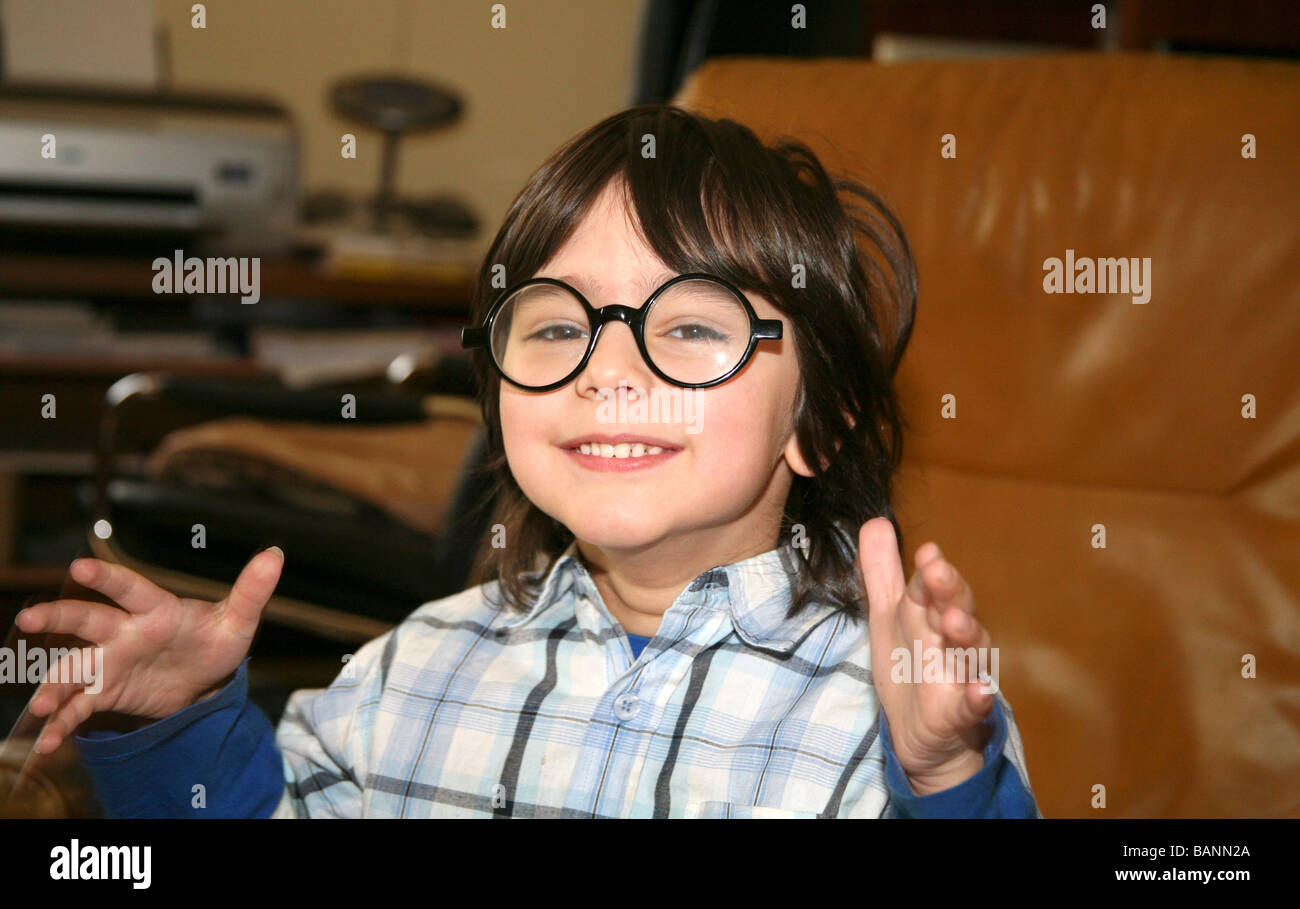 Ritratto di giocoso brunette ragazzo indossa Harry Potter occhiali Foto  stock - Alamy