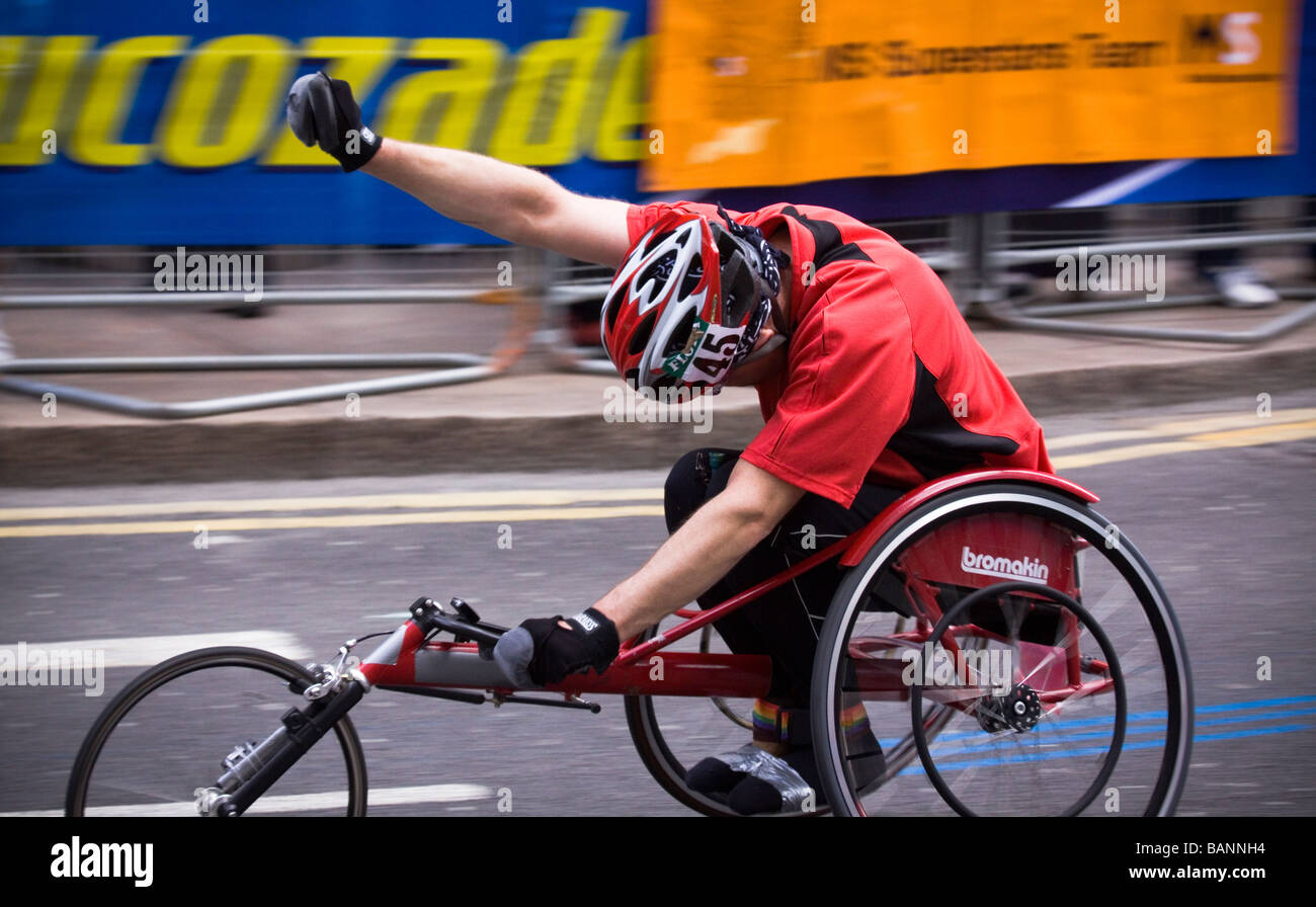 Sedia a rotelle Flora London Marathon concorrente. Foto Stock
