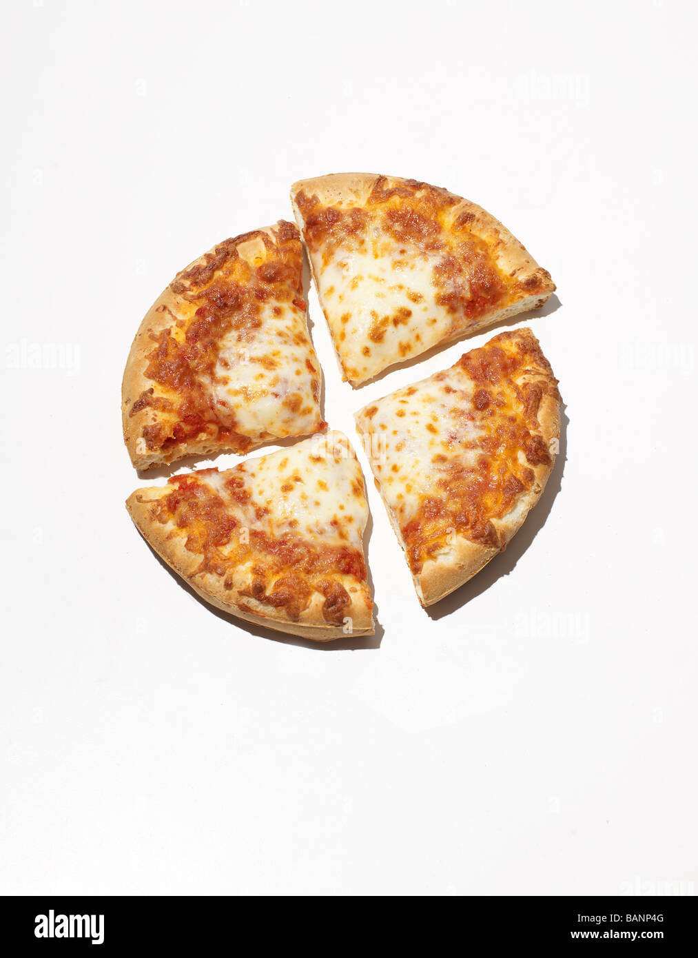 Formaggio a fette di pizza su sfondo bianco Foto Stock