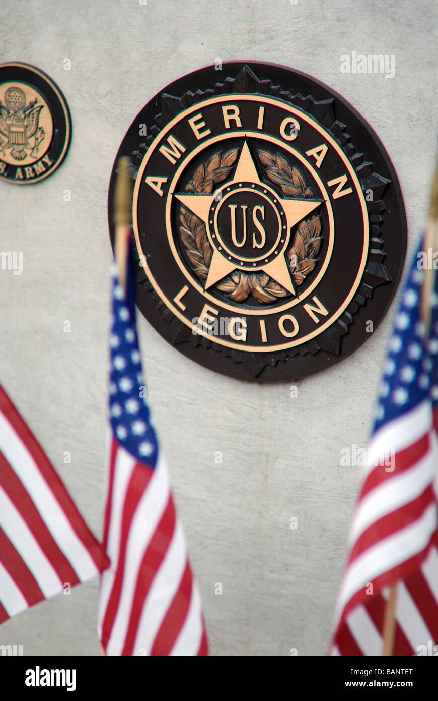 Bandierine americane circondano una targa in ottone per US American Legion. Foto Stock