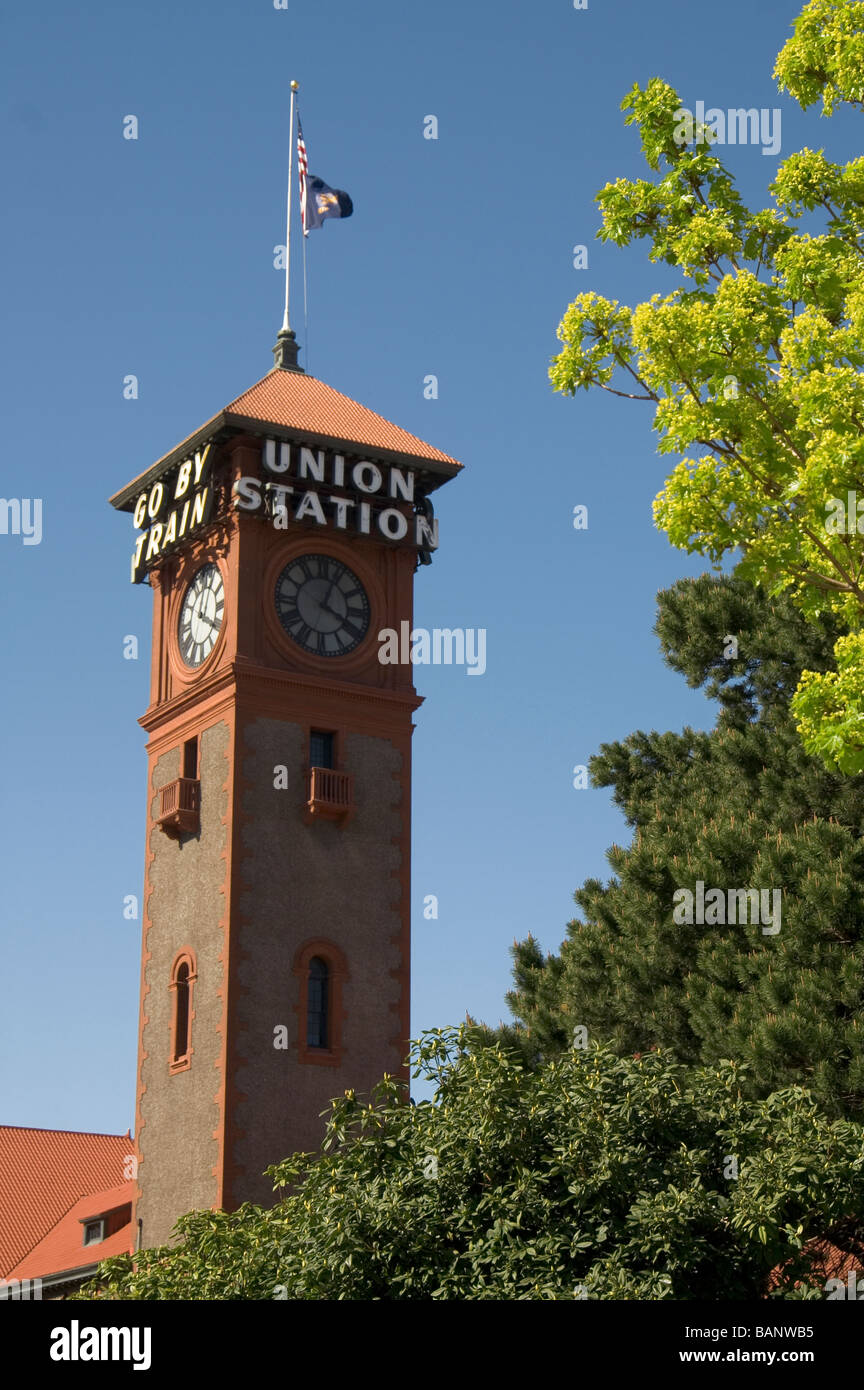 Composizione verticale della Union Station Portland Oregon con woody perenne Foto Stock