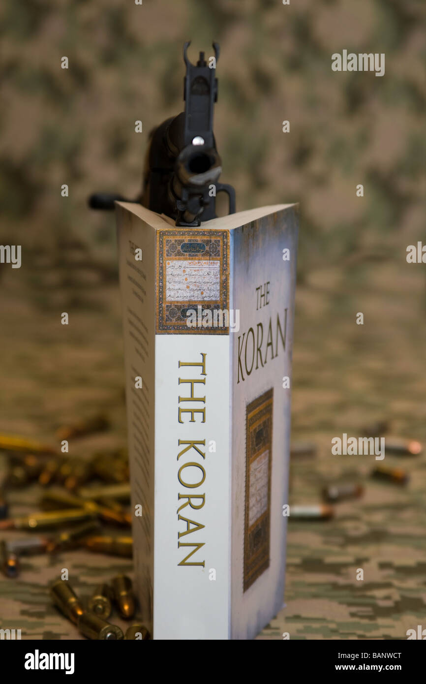 Il Corano, supportato da munizioni e proiettili e la violenza - o alcuni vorrebbero farci pensare così. Troppo sangue versato e la perdita di vite umane. Foto Stock