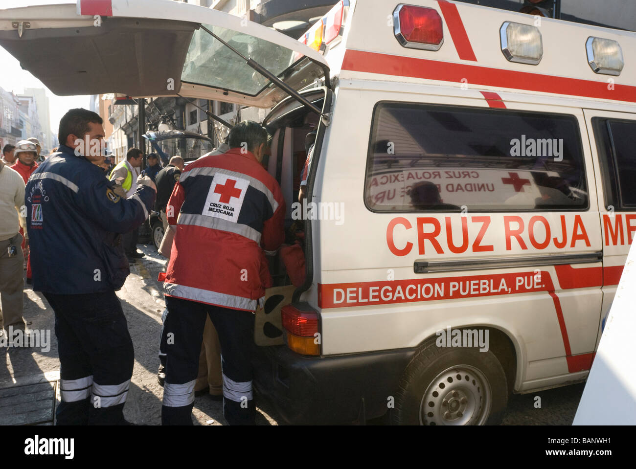 La croce rossa di personale presso la scena di un incidente automobilistico in Messico Foto Stock