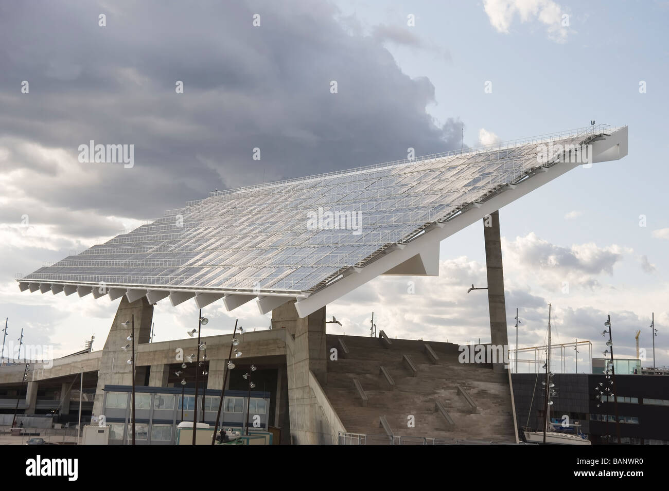 Pergola fotovoltaica Diagonal Mar Waterfront Barcellona Catalonia Spagna Foto Stock