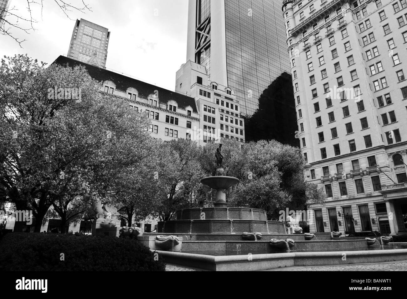 Grand Army Plaza Pulitzer abbondanza Fontana Pomona statua Plaza Hotel e Bergdorf Goodman store in background Foto Stock