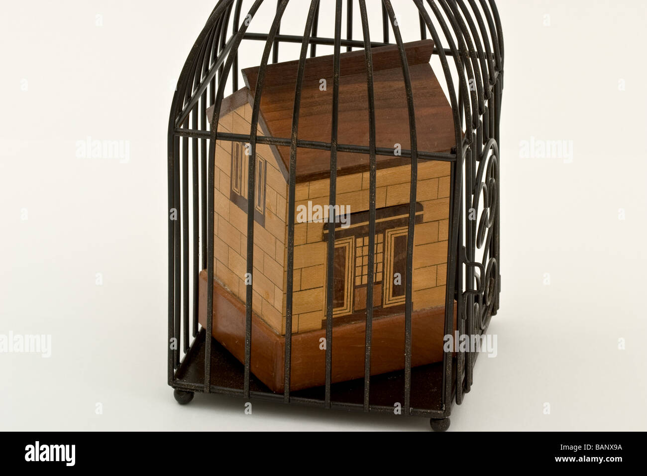 Piccolo banco di legno all'interno di un filo nero gabbia Foto Stock