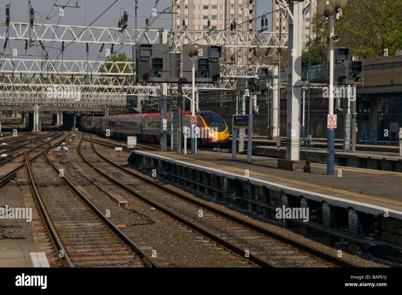 I binari ferroviari in una giornata di sole in uscita dalla stazione di Euston London Foto Stock
