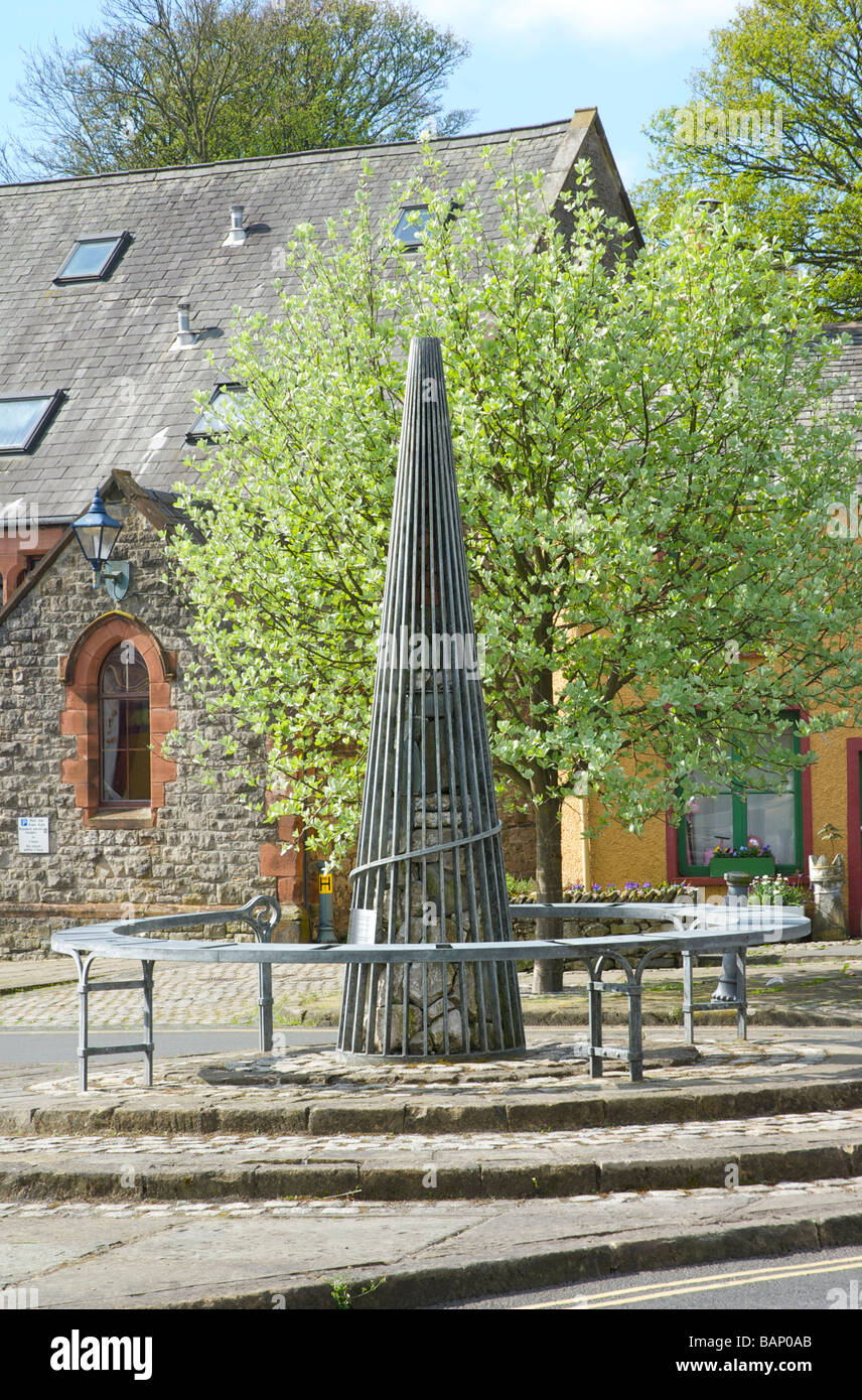 Scultura a Ulverston, segnando l'inizio della Cumbria modo a lunga distanza a piedi, Cumbria, England Regno Unito Foto Stock