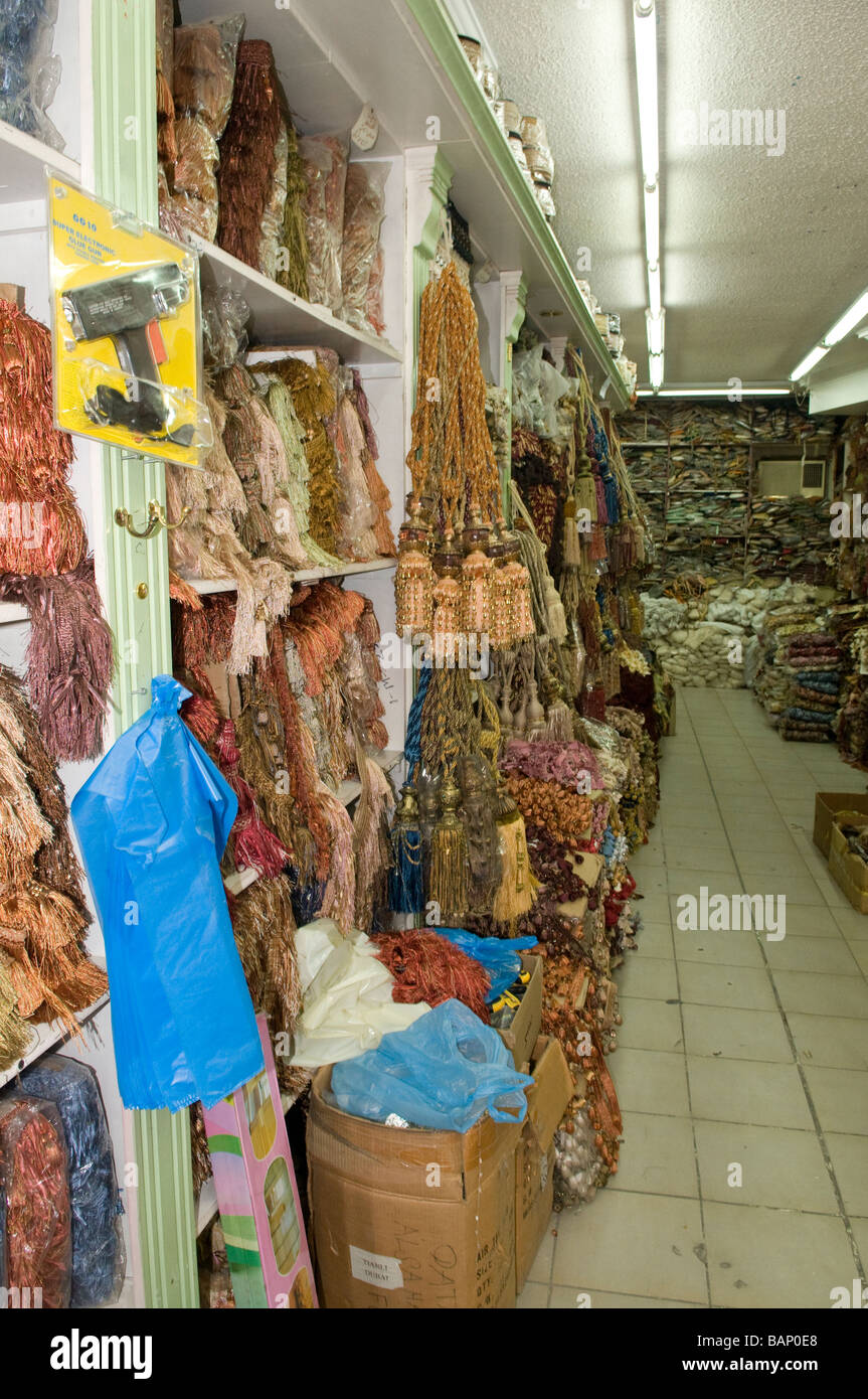 Merceria shop interno in Qatar Doha con una panoplia di oggetti in vendita nel centro storico della città Foto Stock
