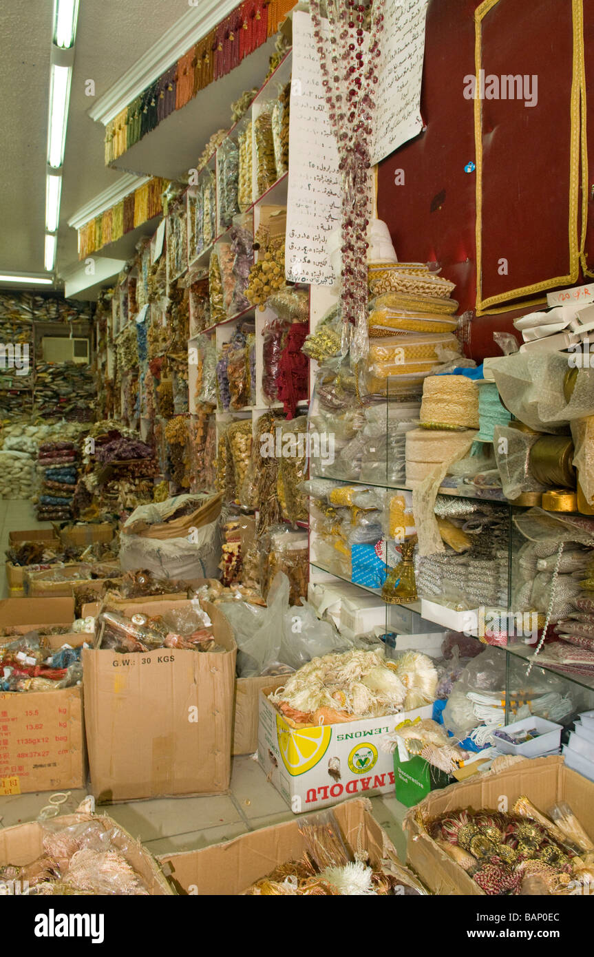 Merceria shop interno in Qatar Doha con una panoplia di oggetti in vendita nel centro storico della città Foto Stock