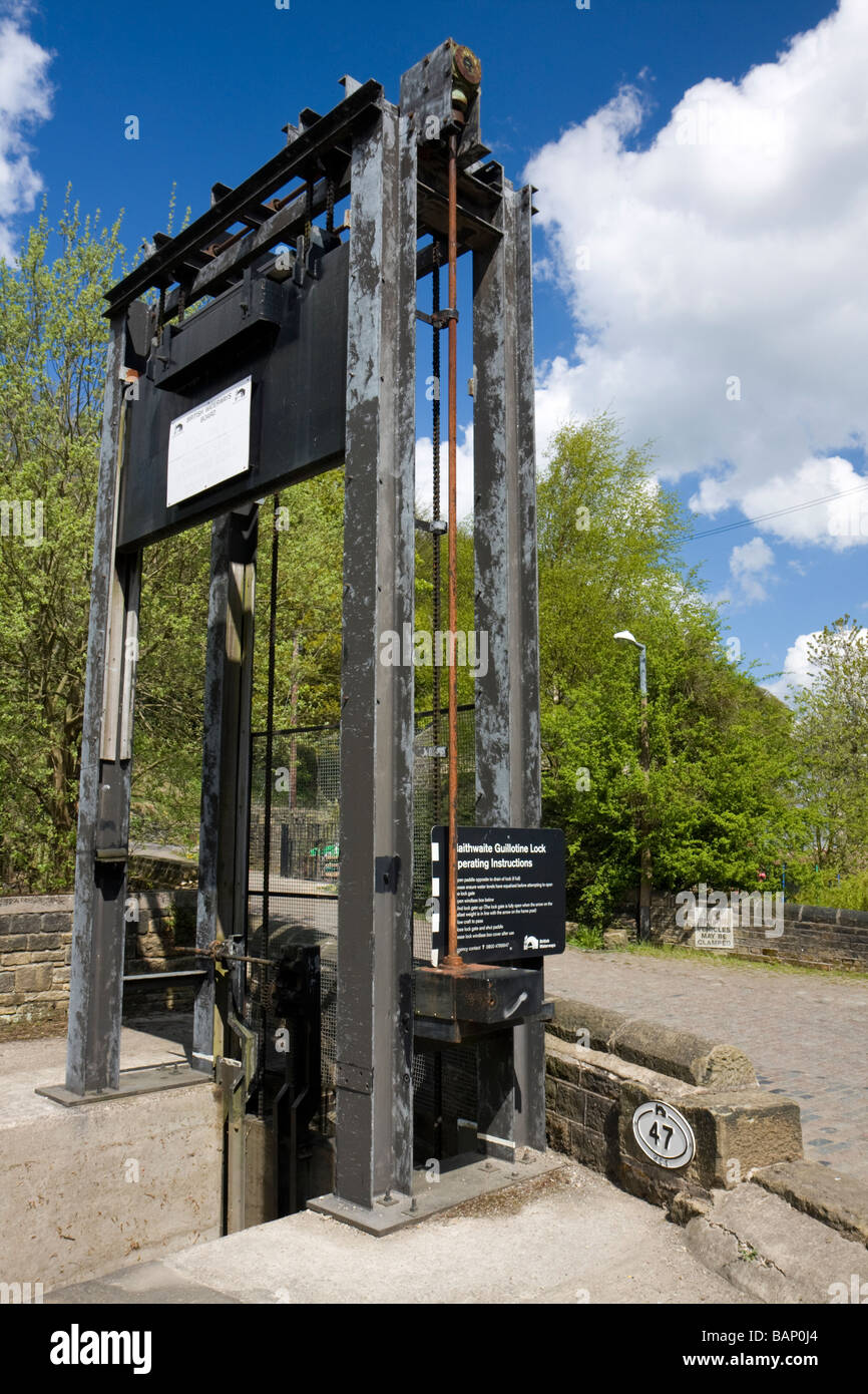 Ghigliottina bloccare il portellone su Huddersfield stretto canale a Slaithwaite, West Yorkshire Foto Stock