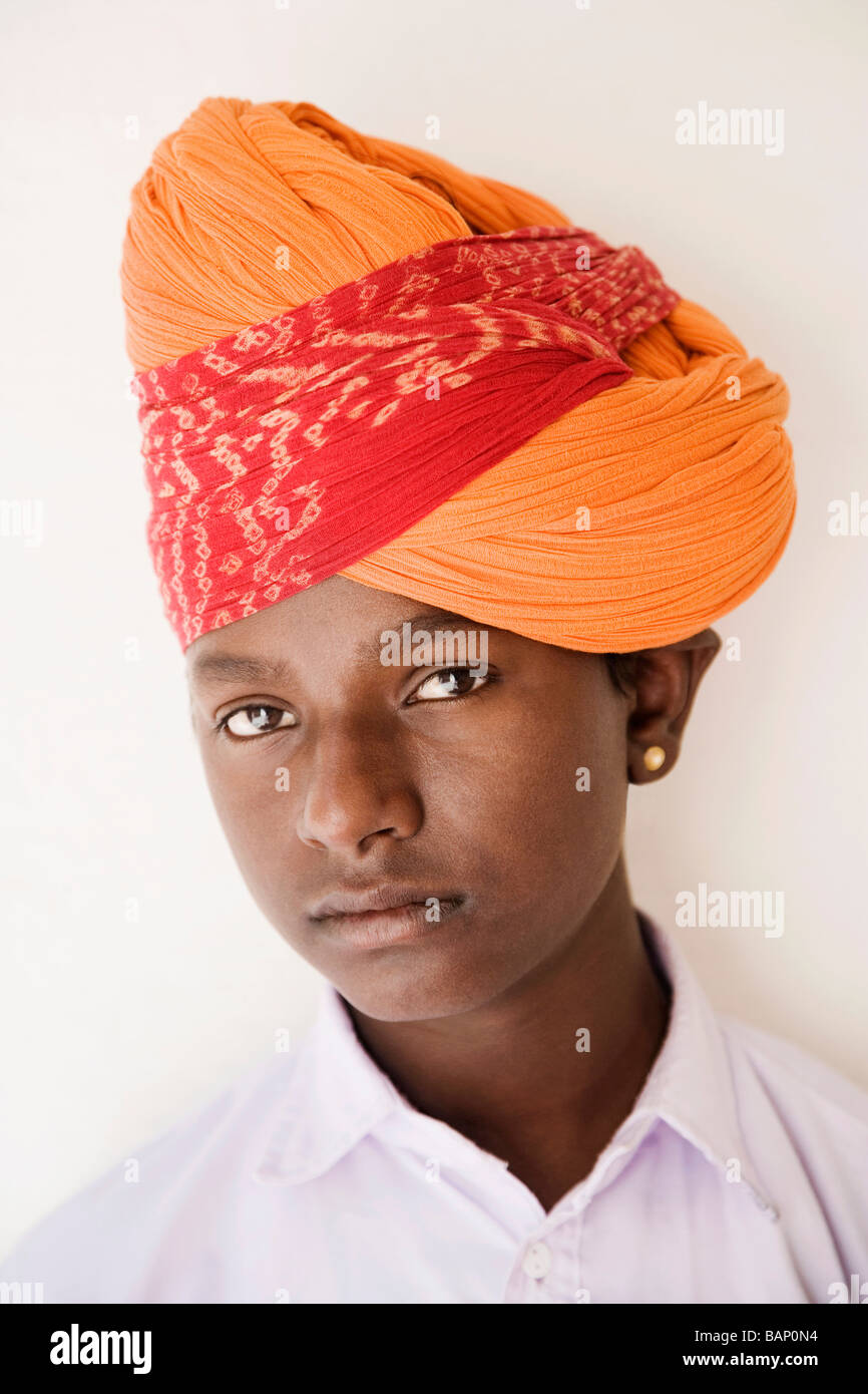 Ritratto di un ragazzo che indossa un turbante Foto Stock