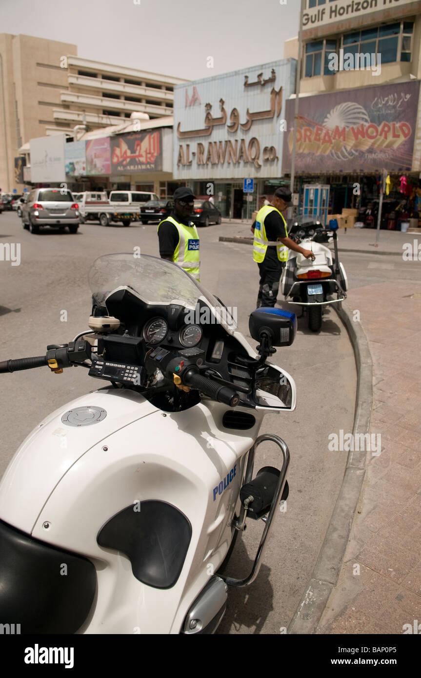 Qatar motociclo poliziotti di pattuglia in città vecchia Souq di Doha Foto Stock