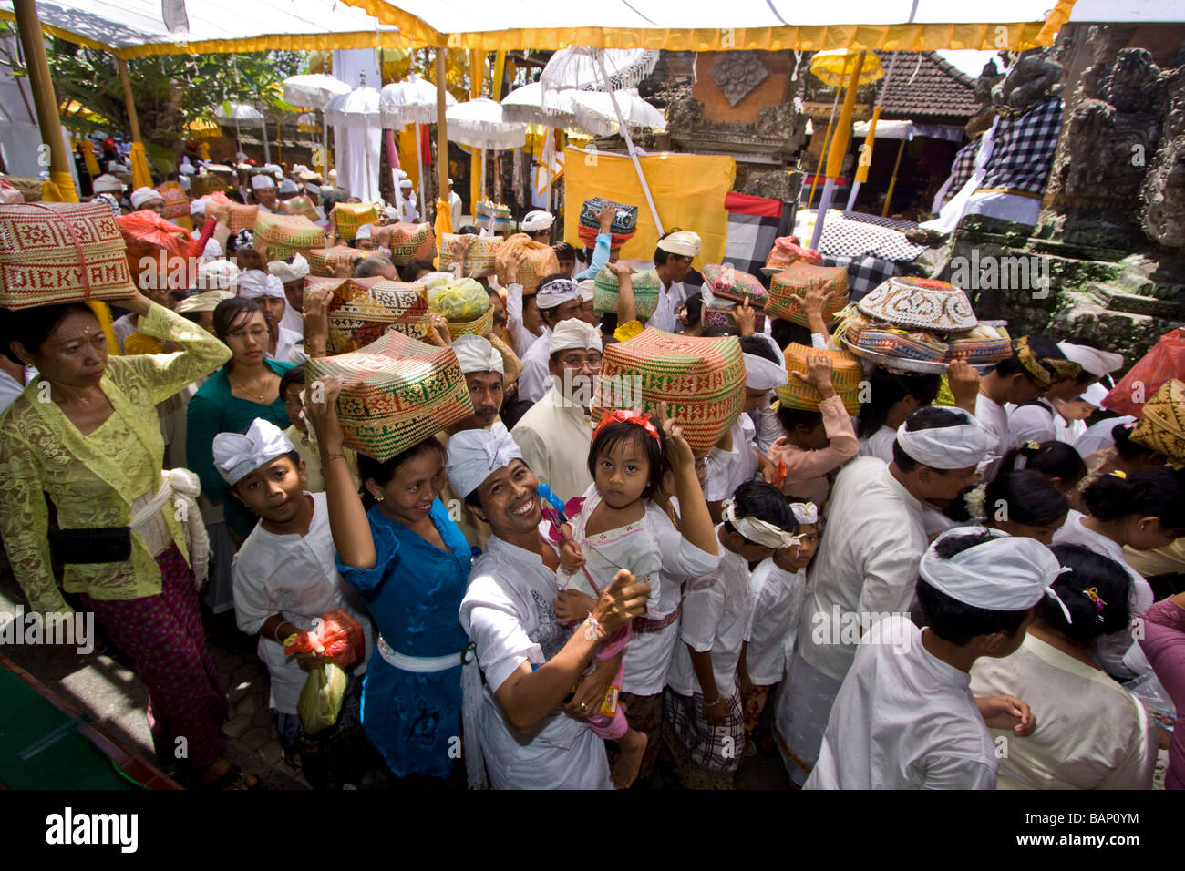 Gli indù portando offerte al tempio di Mas durante Koningan Ceremoy Bali Indonesia Foto Stock