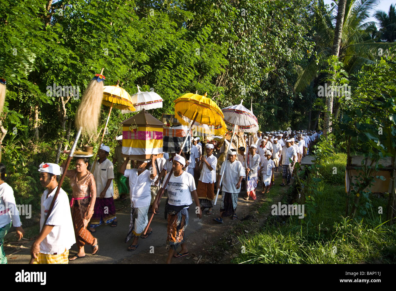Gli indù portando offerte al tempio in Ubud durante Koningan Ceremoy Bali Indonesia Foto Stock