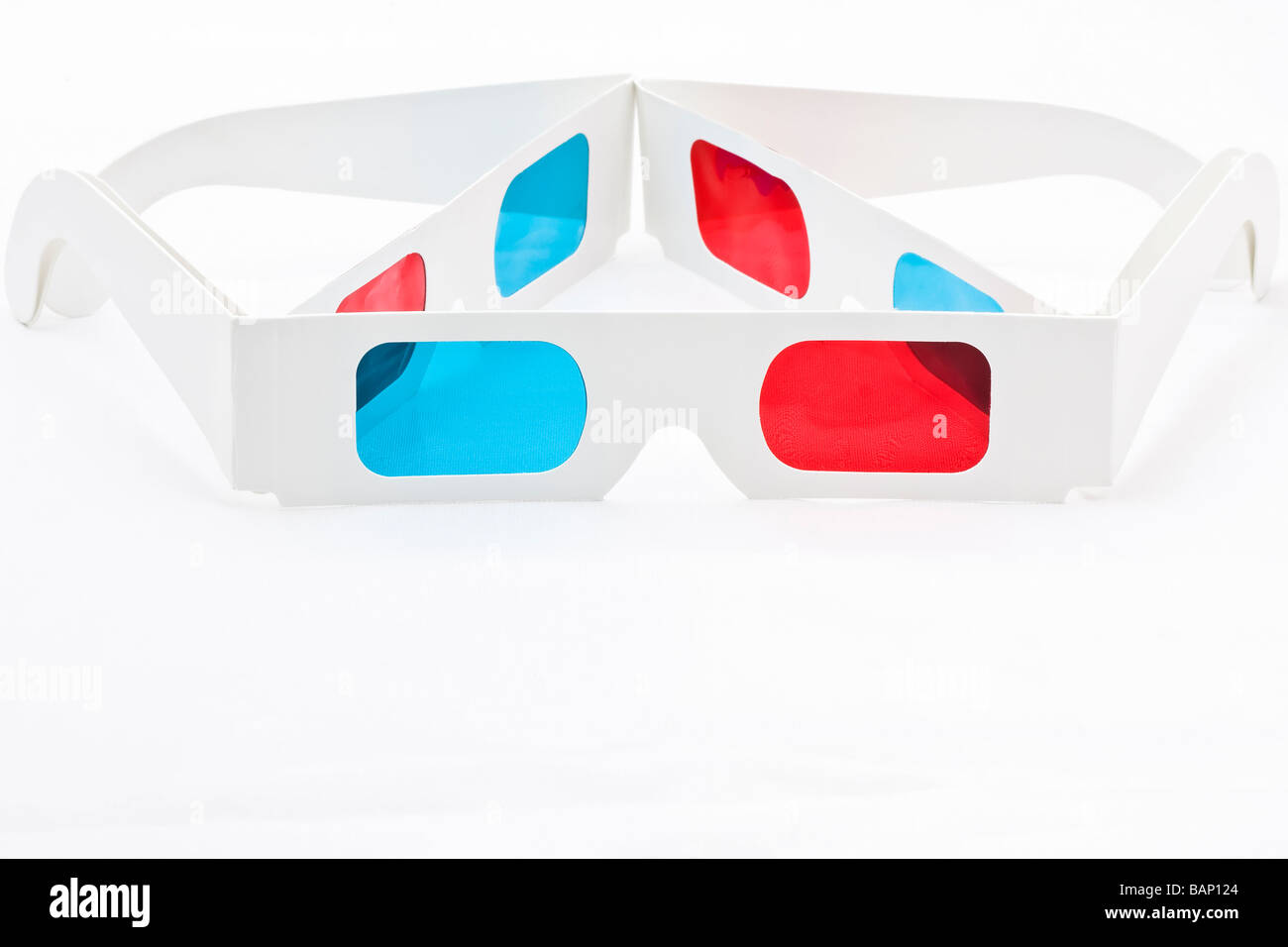 3D occhiali su bianco rappresenta un triangolo Foto Stock