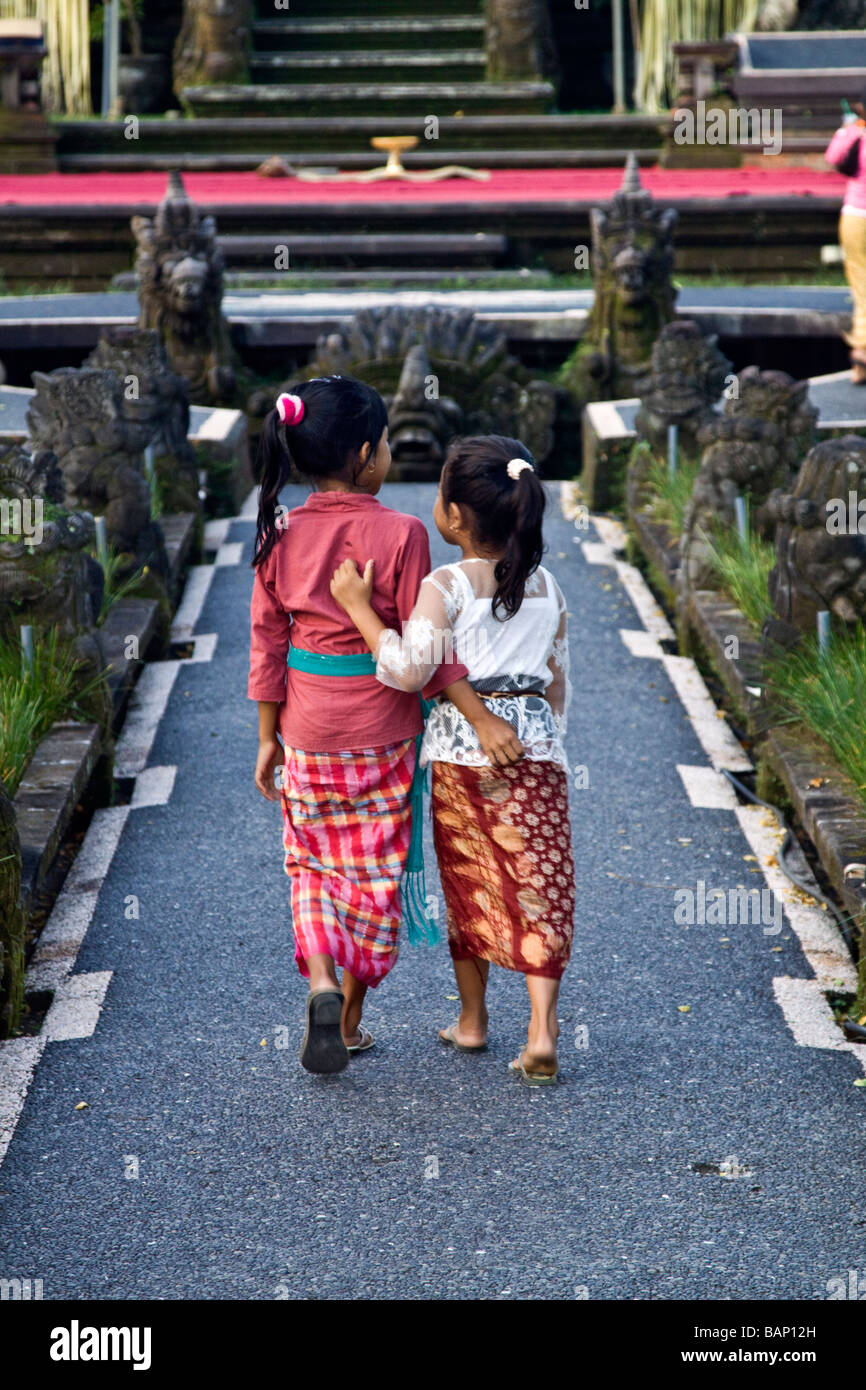 Il Twi bambina amici al tempio in Ubud Bali Indonesia Foto Stock