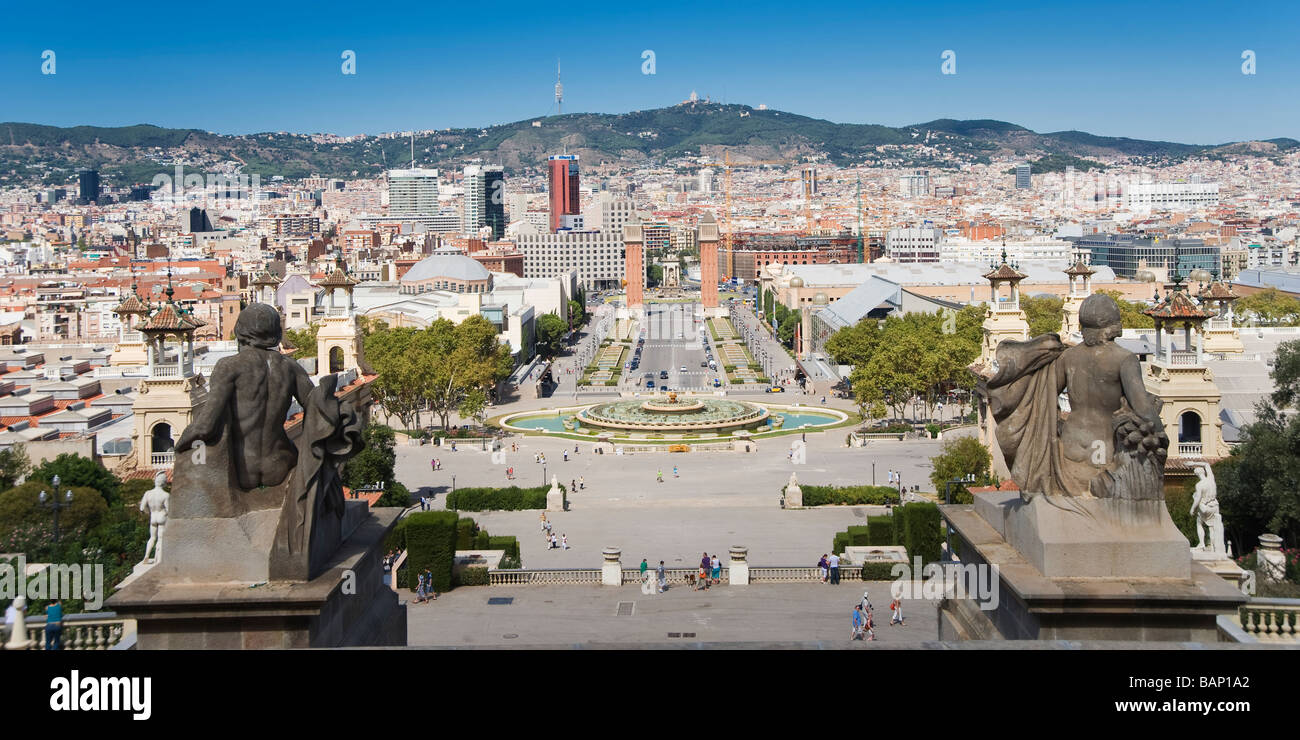 Vista dal MNAC o Palau Nacional per Avinguda de la Reina Maria Cristina e la Plaza d Espanya Barcellona Catalonia Spai Foto Stock