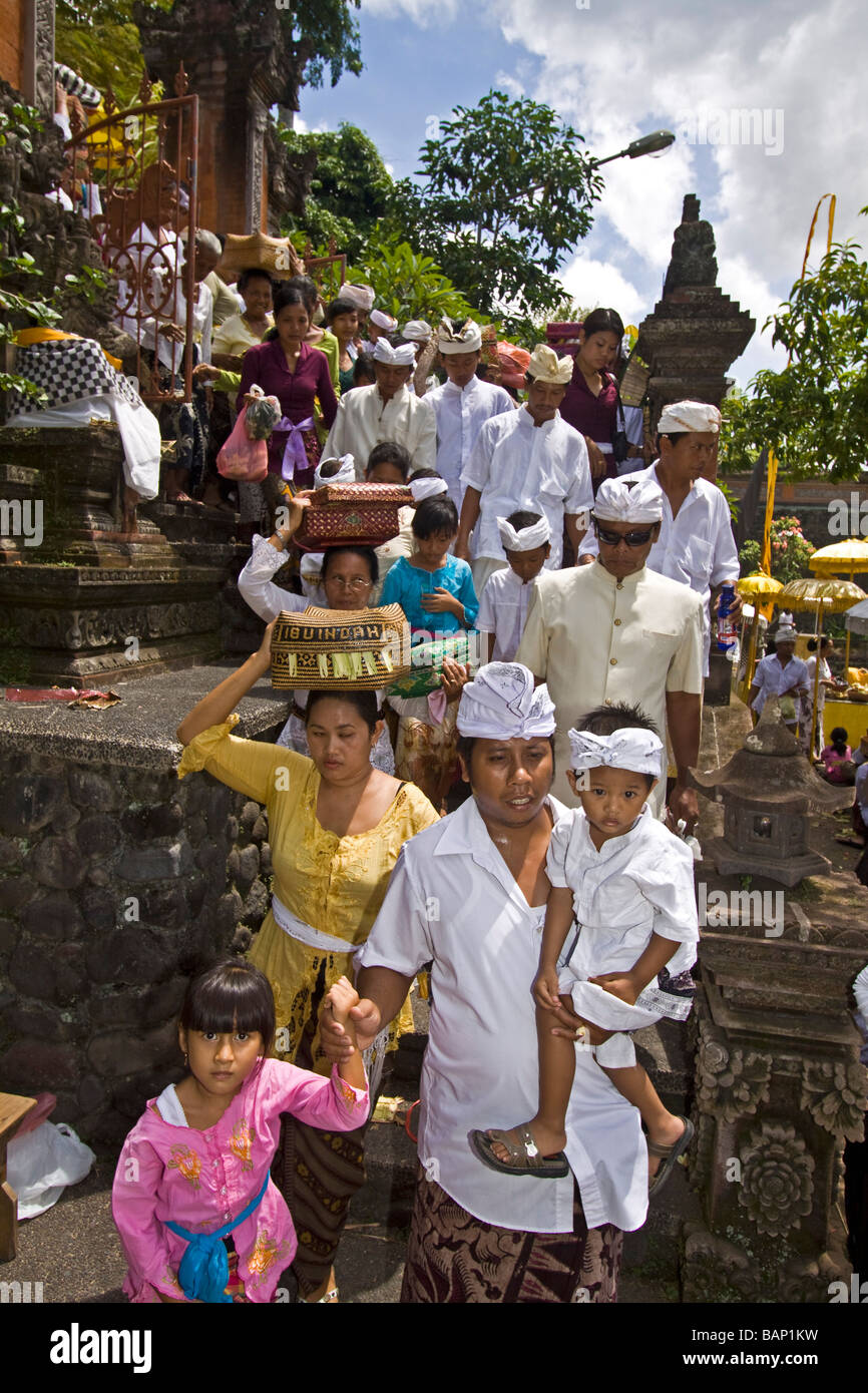 Gli indù portando offerte al tempio di Mas durante Koningan Ceremoy Bali Indonesia Foto Stock