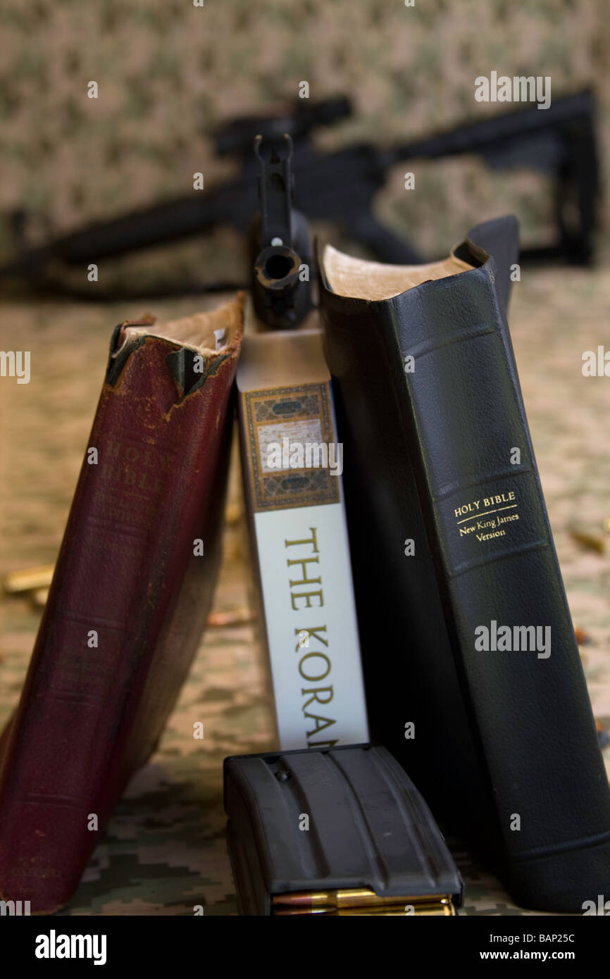 Il Corano si erge tra due forze religiose entrambi sono applicate dalla violenza ma che è giusto? Foto Stock