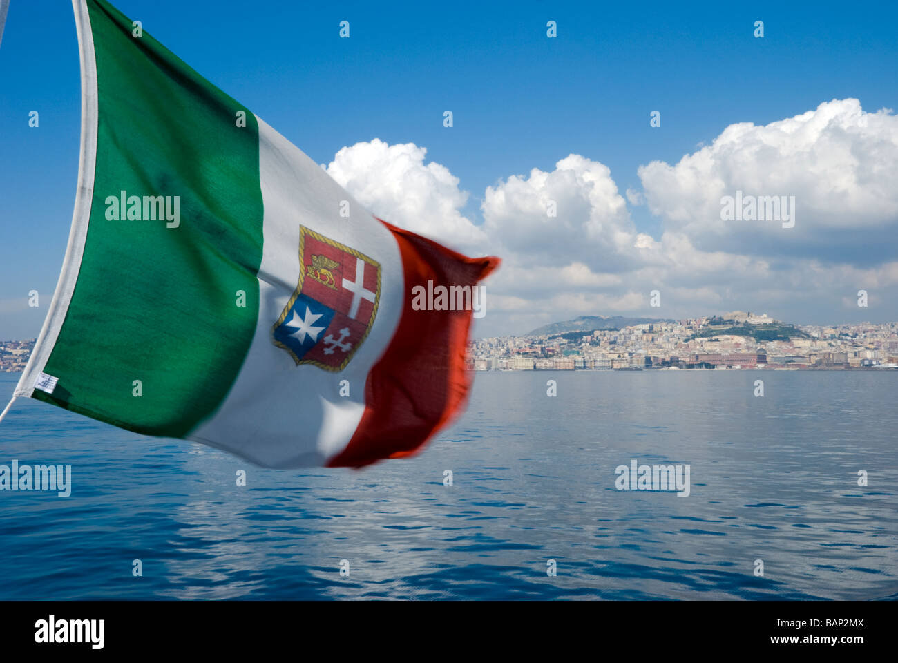Baia di Napoli con marittima bandiera italiana Foto Stock
