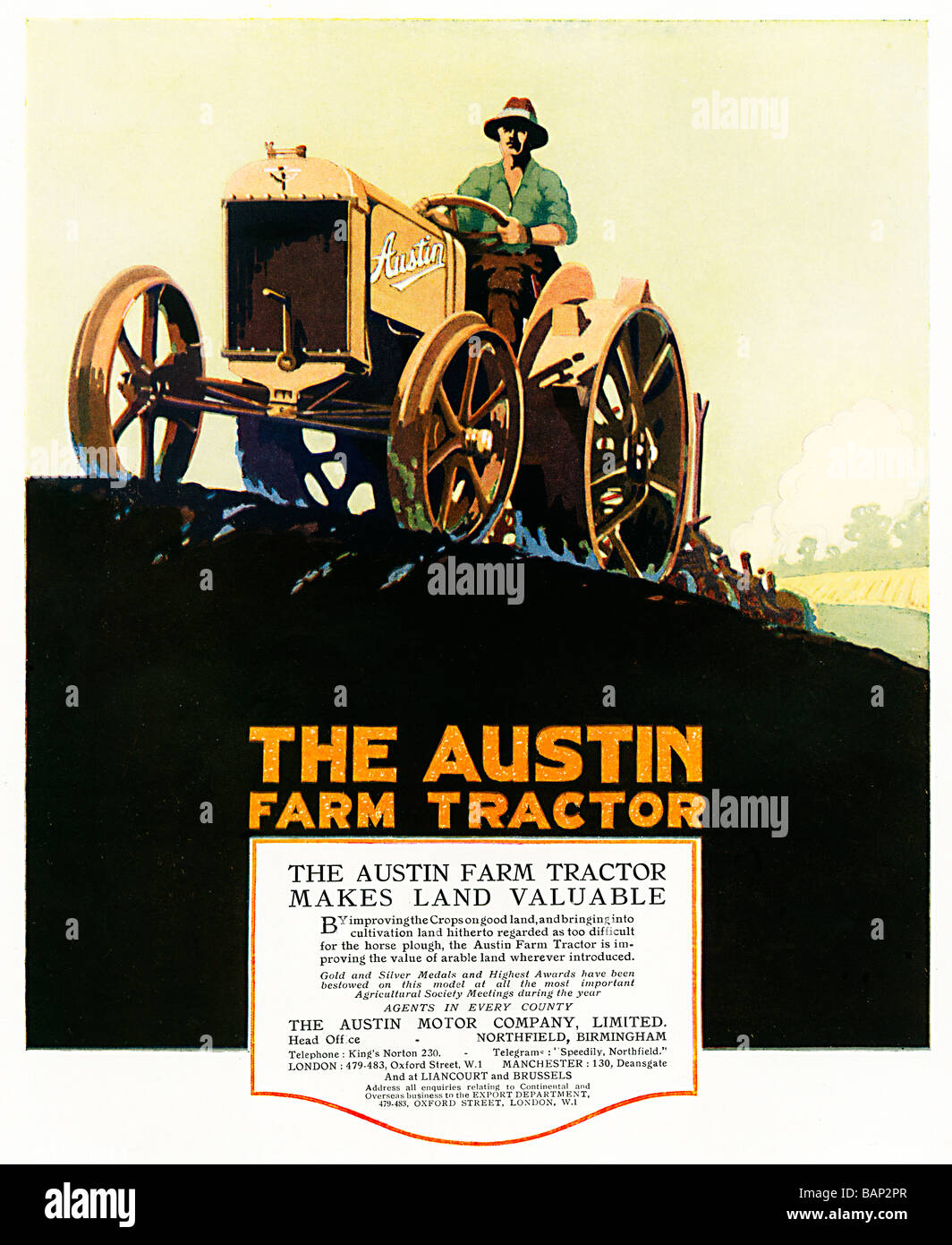 Austin trattore agricolo 1920 annuncio inglese per macchinari agricoli terreni rende prezioso pullling un aratro Foto Stock