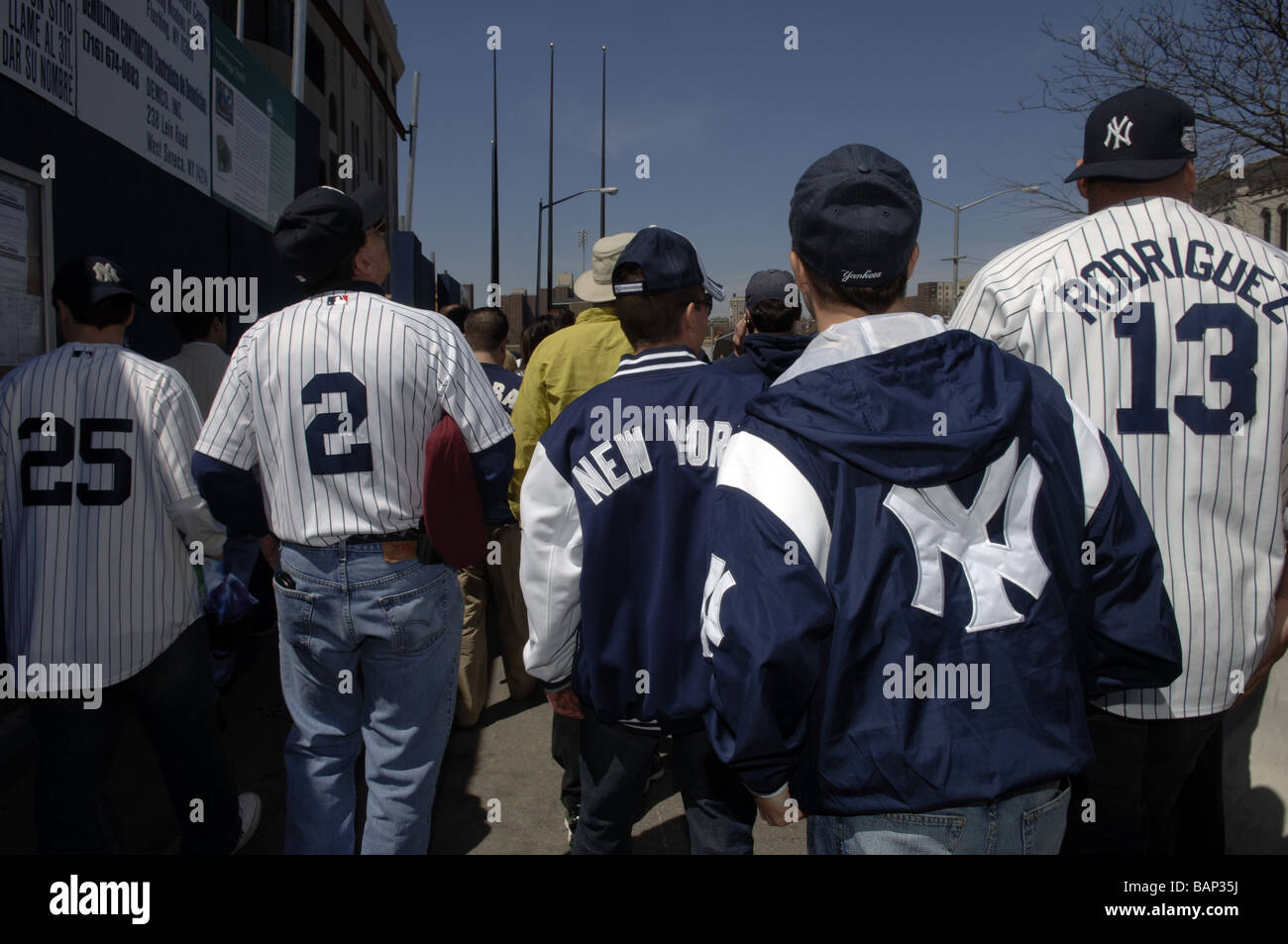 I fan di arrivare per la casa che per l'assolcatore presso il nuovo Yankee Stadium di New York borough del Bronx Foto Stock