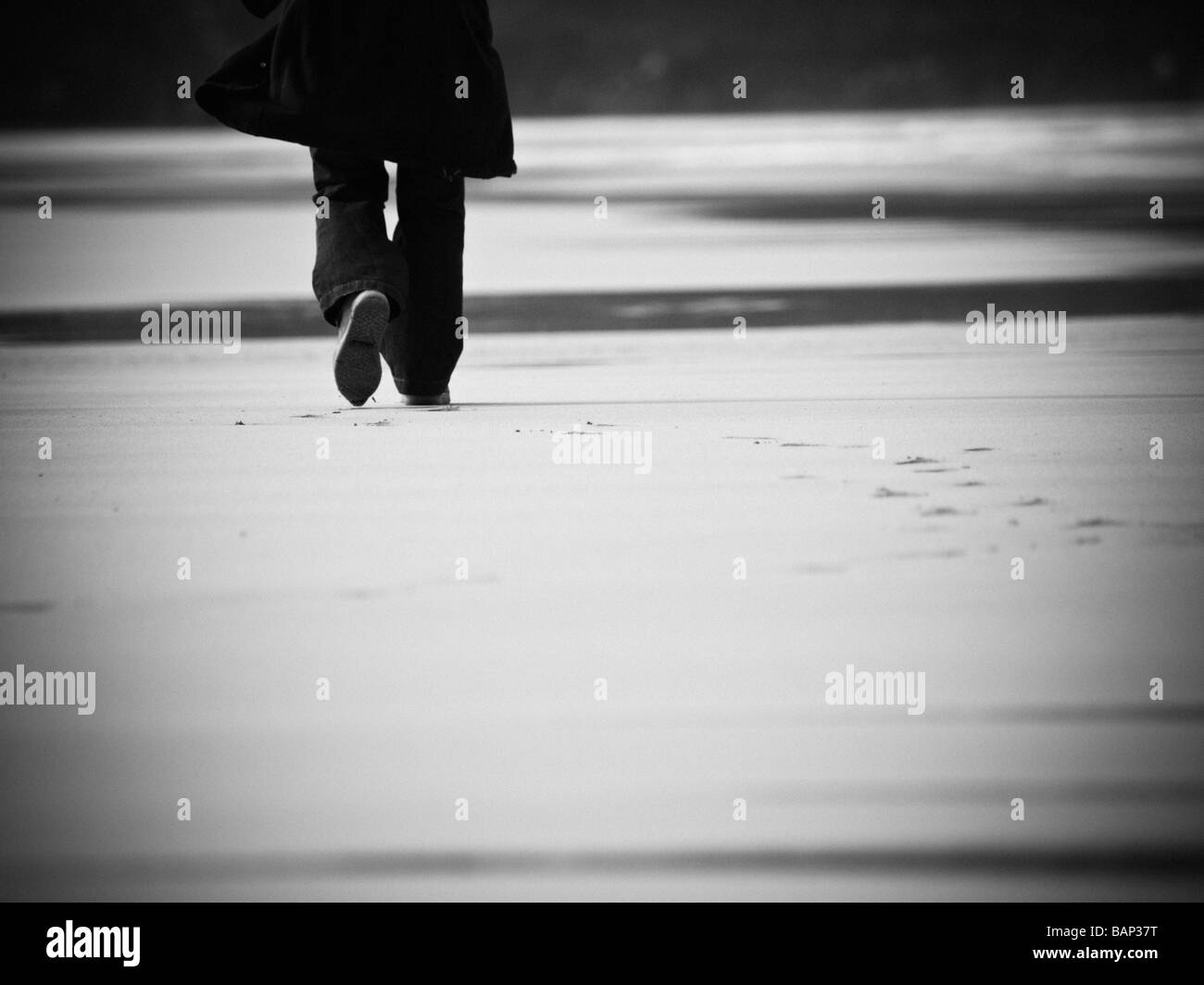 Camminare sulla spiaggia Foto Stock