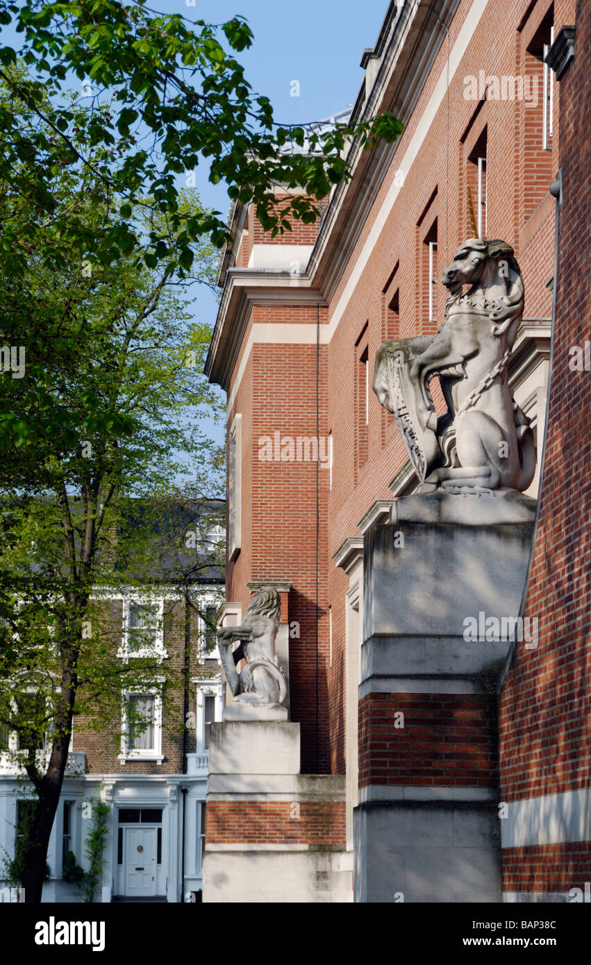 Statue fuori Kensington Biblioteca centrale di Phillimore a piedi London W8 Foto Stock