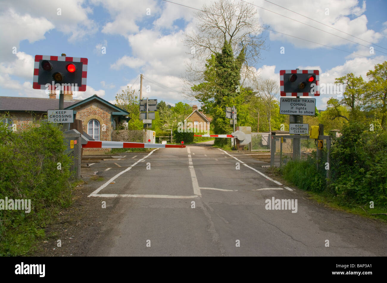 Unmanned passaggio a livello ferroviario con le luci rosse lampeggianti  Foto stock - Alamy