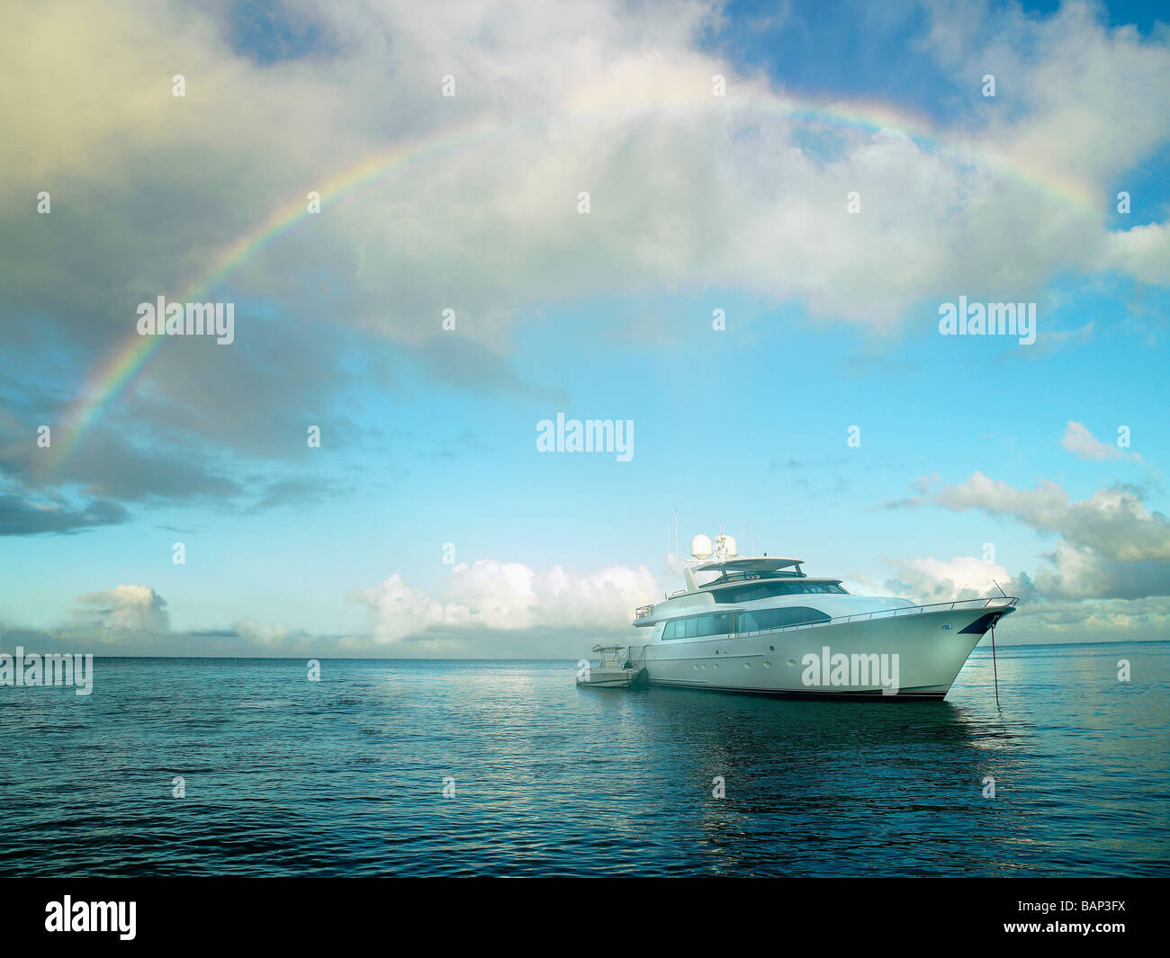Super Yacht ancorati in acque blu di Anguilla Caraibi Foto Stock
