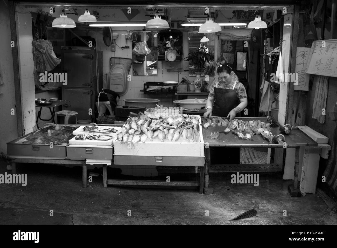 Un pesce in fuga da Hong Kong monger del pesce. Foto Stock