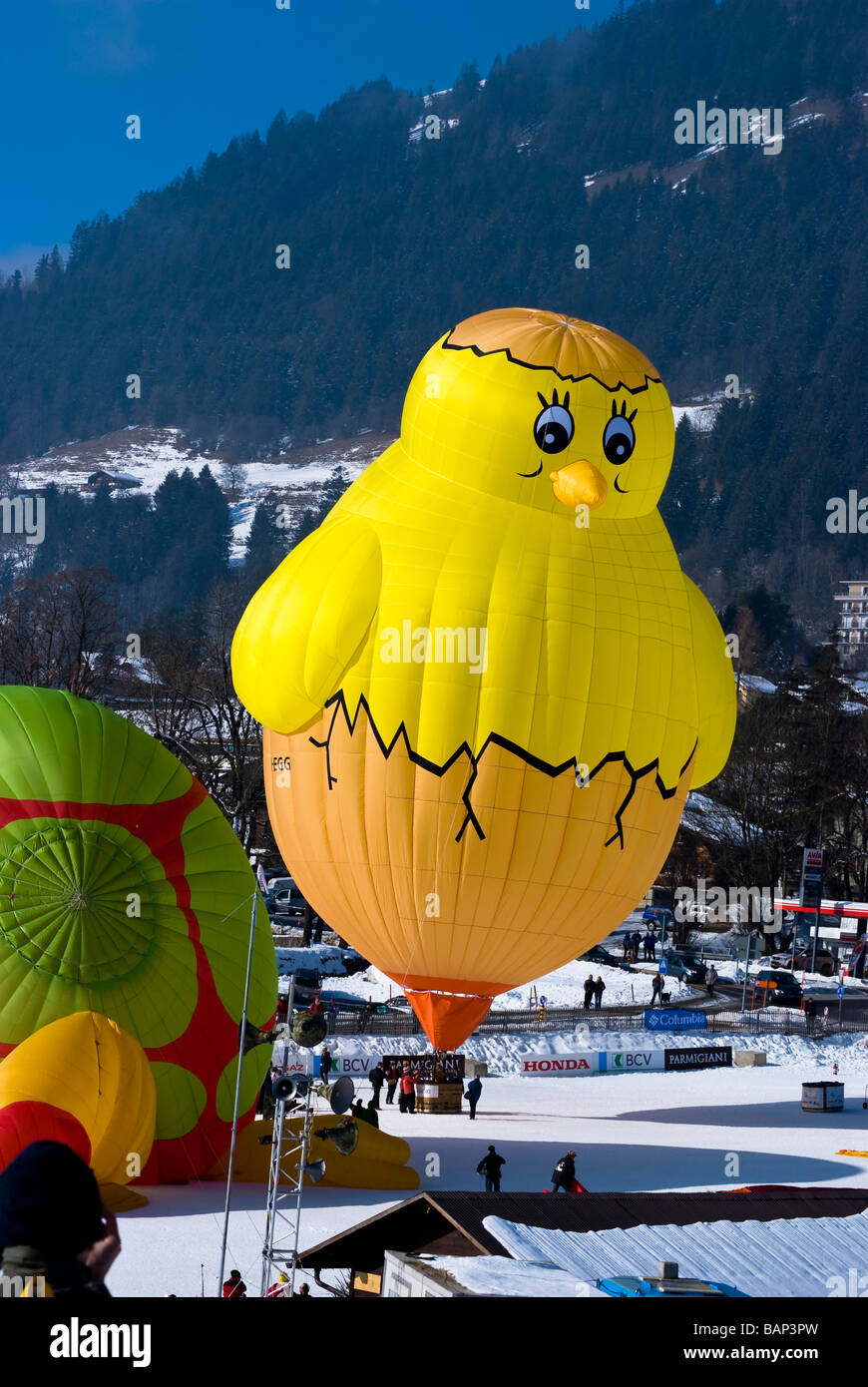 Forma di pollo in mongolfiera ad aria calda in salita il cielo blu e chiaro al 2009 Chateau d'Oex balloon festival, Svizzera, Europa Foto Stock