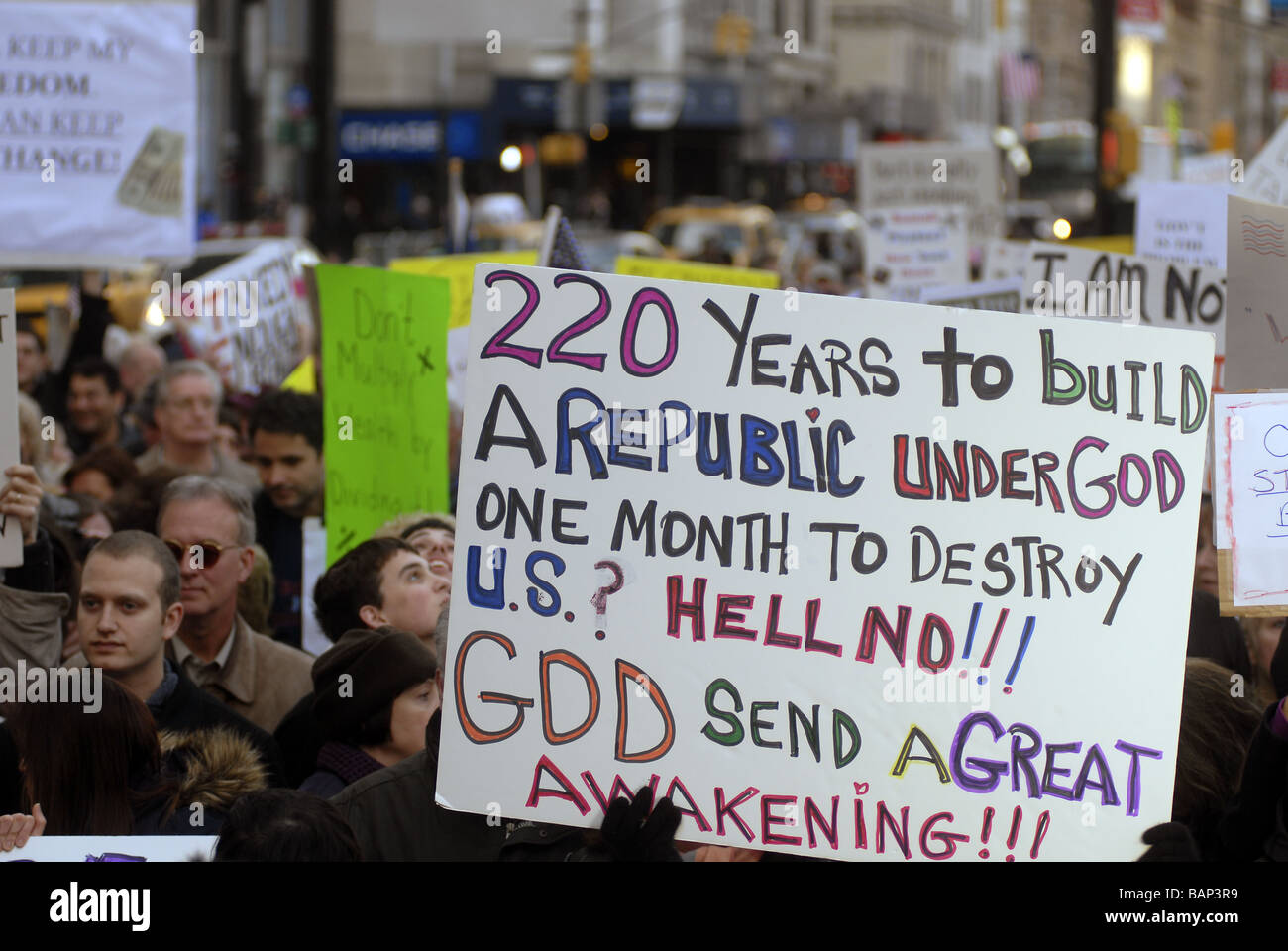 Migliaia di fedeli in City Hall Park di New York per una tassa giorno Tea Party protesta Foto Stock