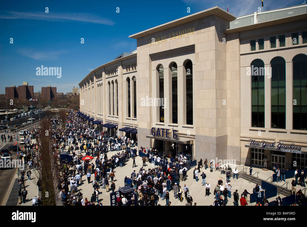 I fan di arrivare per la casa che per l'assolcatore presso il nuovo Yankee Stadium di New York borough Bronx Foto Stock