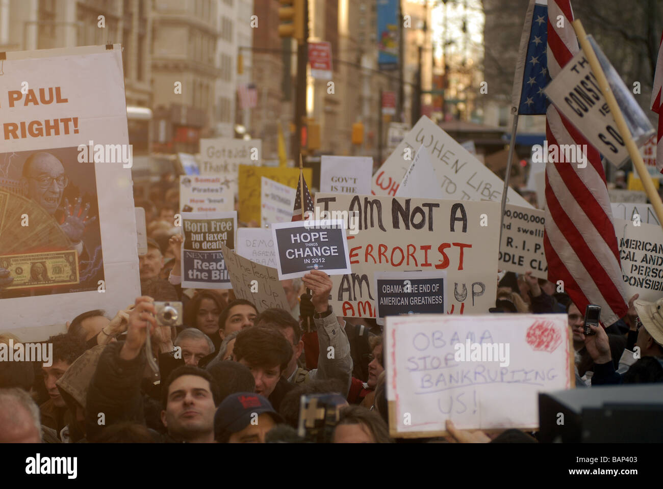 Migliaia di fedeli in City Hall Park di New York per una tassa giorno Tea Party protesta Foto Stock