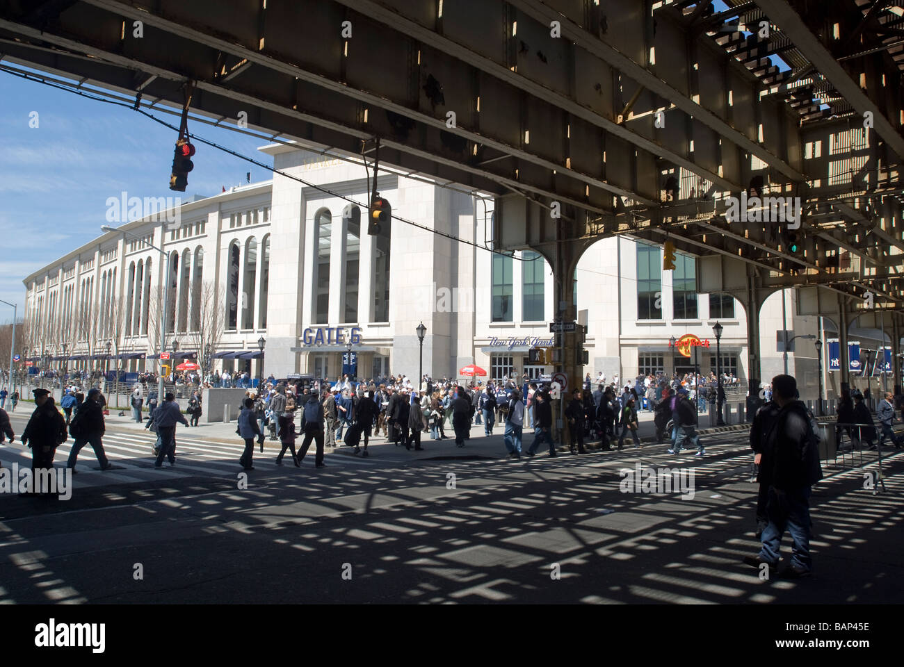 I fan di arrivare per la casa che per l'assolcatore presso il nuovo Yankee Stadium di New York borough Bronx Foto Stock