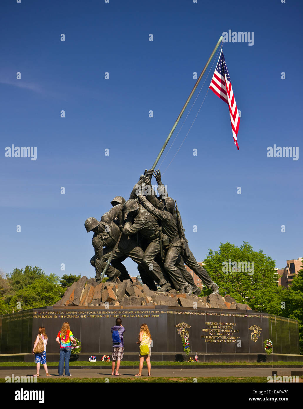 ARLINGTON VIRGINIA USA i turisti al Corpo della Marina degli Stati Uniti Memoriale di guerra Foto Stock