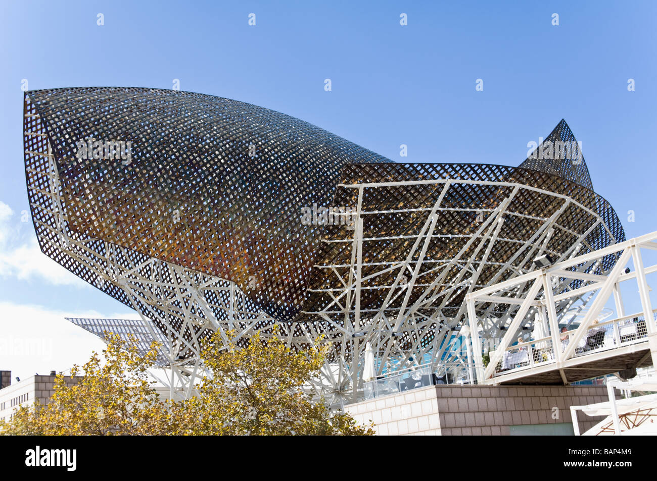 Scultura di pesce Pez y Esfera di Frank Gehry Barceloneta Beach Barcellona Catalonia Spagna Foto Stock