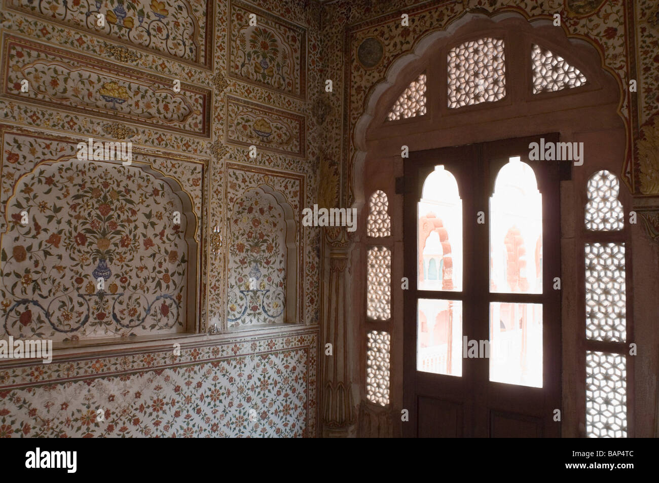 Incisione su una parete, Chandra Mahal, Junagarh Fort Bikaner, Rajasthan, India Foto Stock