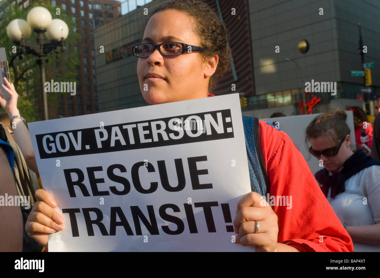 New York CIty, NY i membri del gruppo di Facebook, un milione di persone contro New York servizio MTA tagli, rally in Union Square Foto Stock