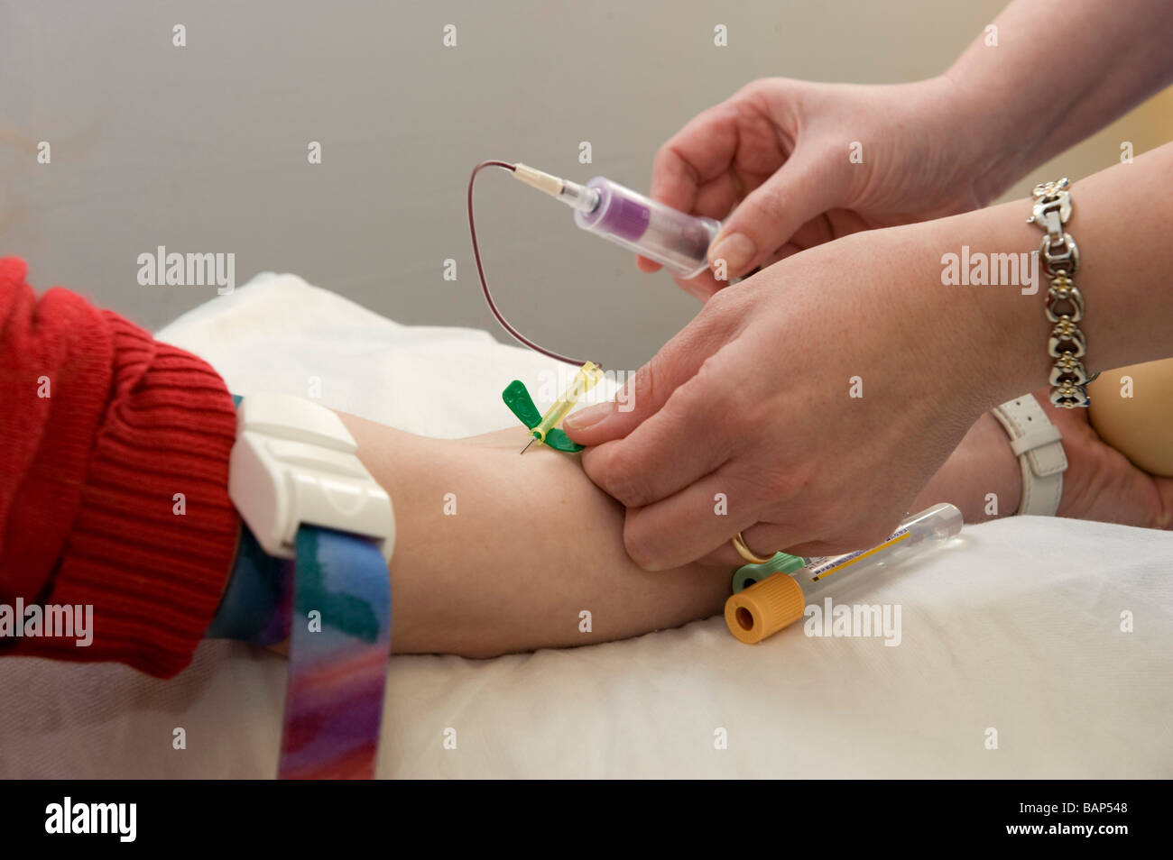 Una ragazza prende il prelievo di sangue per assicurarsi che i suoi livelli sono OK e ormoni e anerexia sono a bay Foto Stock